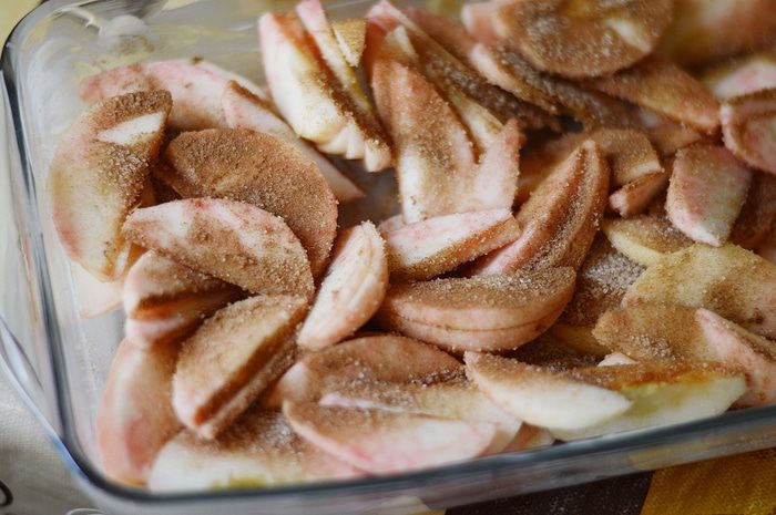 Овсяный крамбл с яблоками