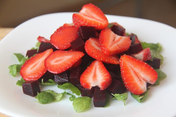 Салат из клубники и свеклы
