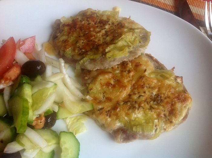 Свиные медальоны под сливочно-горчичной шапочкой