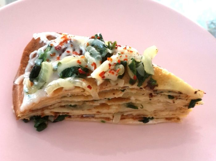 Блинный торт со шпинатом и сыром на завтрак