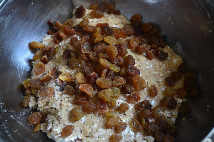 Овсяное печенье с изюмом и кусочками шоколада