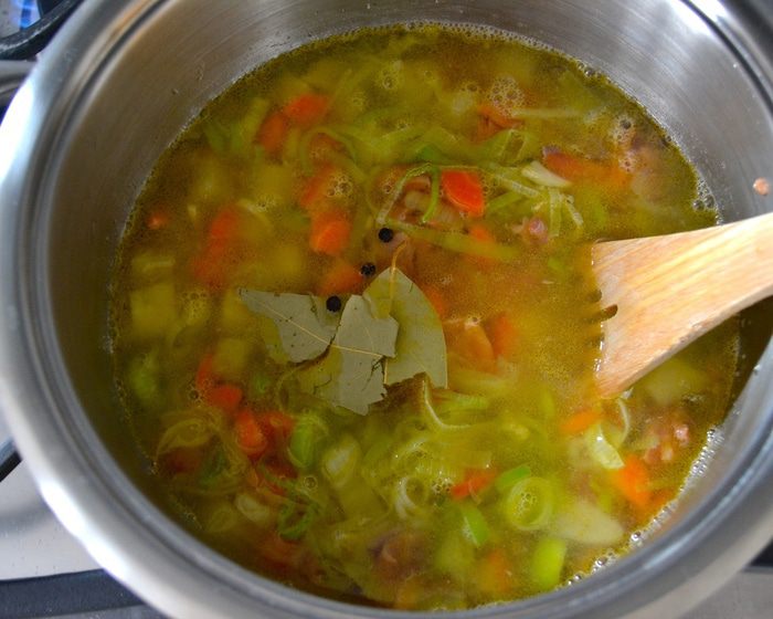 Сливочный чаудер с мидиями и слабосоленой семгой