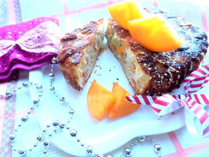 Шарлотка с ананасом и хурмой