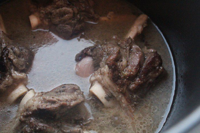 Пряная баранина с маслинами, оливками и томатами 