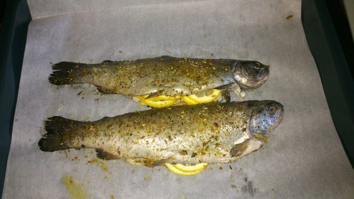 Запеченная форель со спаржей и картофелем