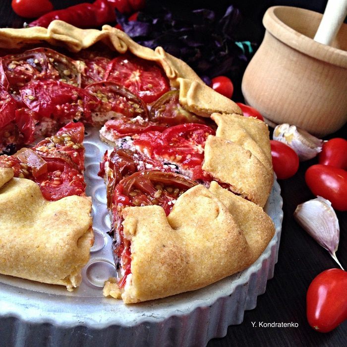 Кукурузная галета с творогом, базиликом и томатами