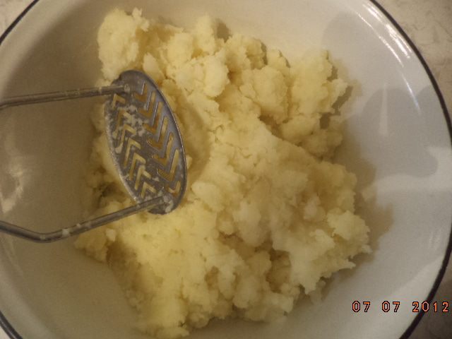 Картофельный рулет с колбаской