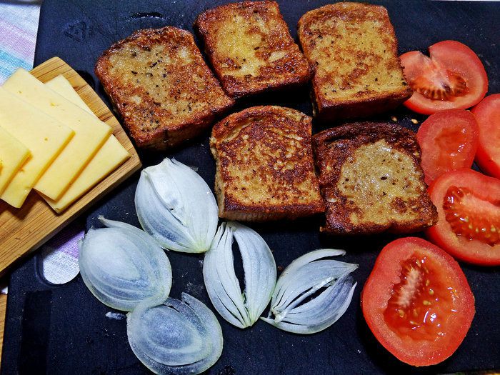 Гренки с овощами под сыром
