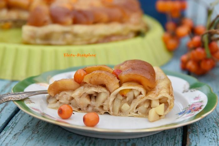 Пирог из теста фило с грушей, облепихой и карамельными яблочками