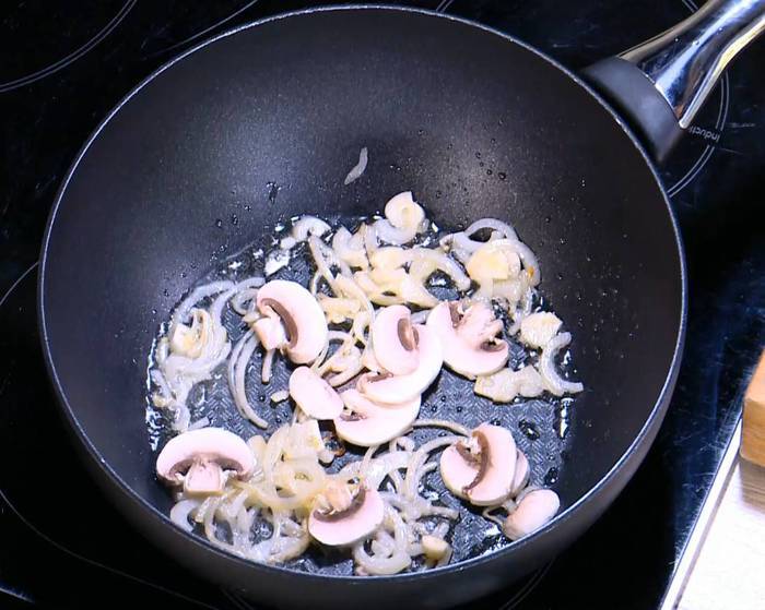 Пряный рис с яйцом и беконом 