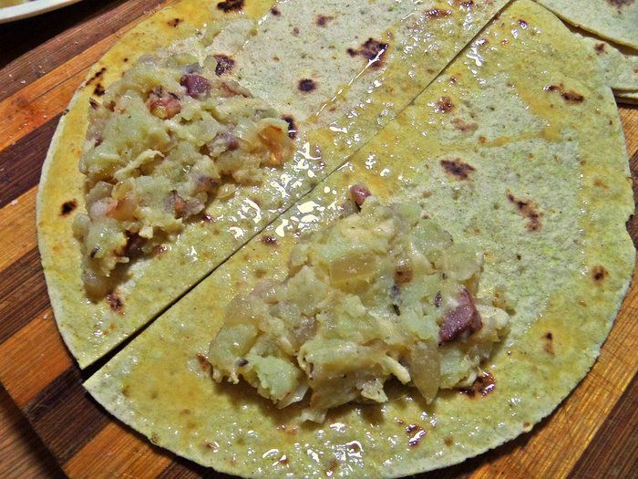 Пироги из тортильи с картошкой и беконом