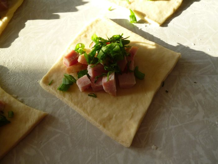 Пирожки с вкусом пиццы (из ленивого дрожжевого теста)