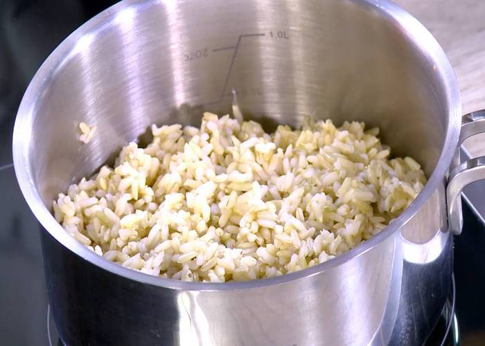 Теплый салат из брокколи, цветной капусты и бурого риса 