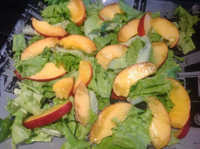 Салат с креветками и нектаринами