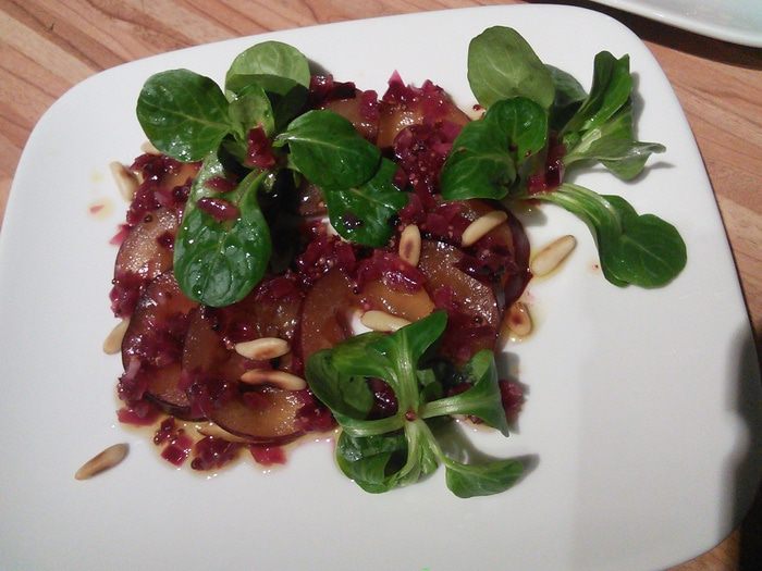 Козий сыр, запечённый под ореховой корочкой на сливовом карпаччо 