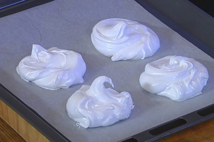 Меренги с клубникой и взбитыми сливками