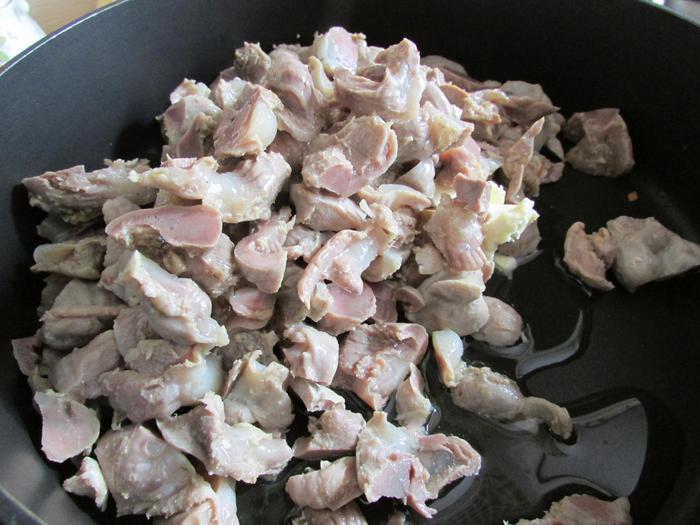 Паштет из куриных желудков с морковью и луком