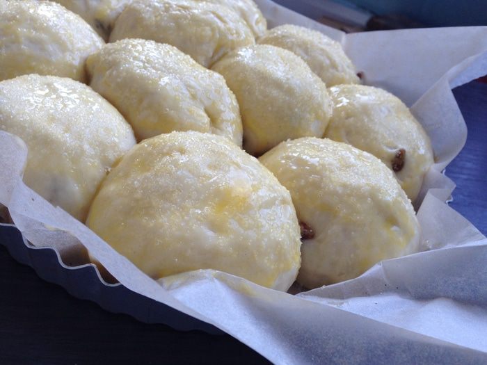 Сдобные булочки с изюмом