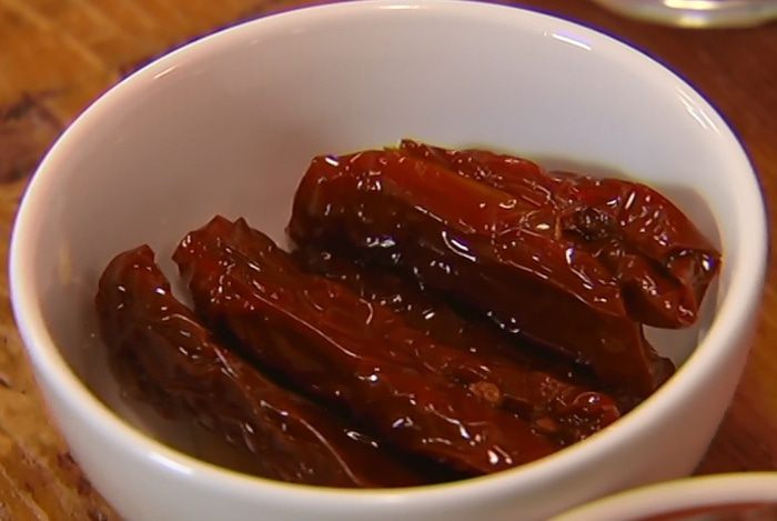 Тортилья-роллы с курицей, творогом и вялеными помидорами 
