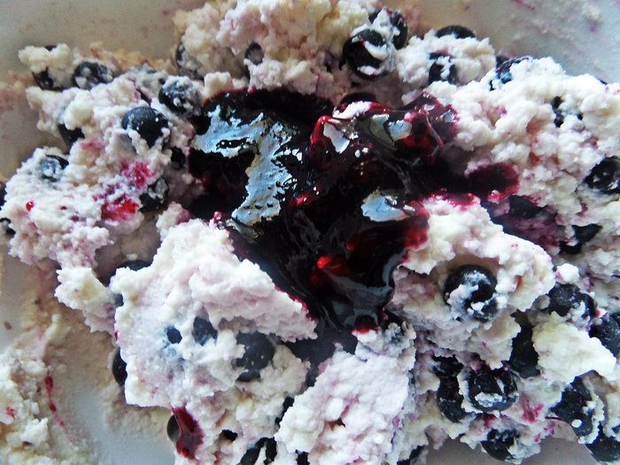 Рулет с творогом и черникой