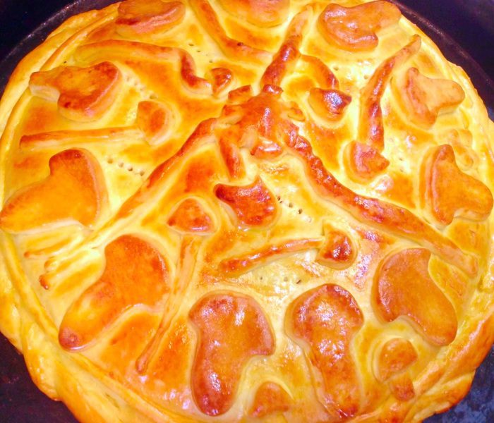 Пирог с грибами и квашеной капустой