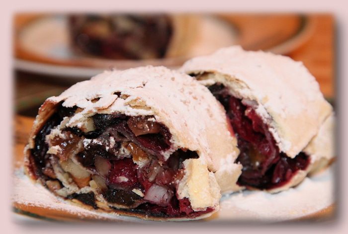 Штрудель из вытяжного теста с вишнями