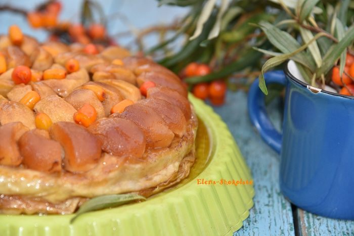 Пирог из теста фило с грушей, облепихой и карамельными яблочками