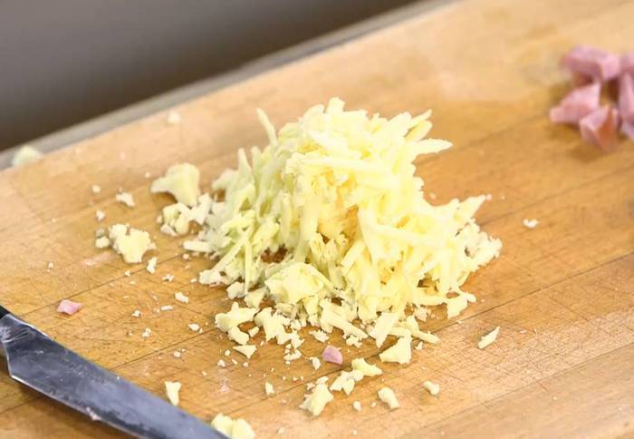 Быстрый пирог с ветчиной, луком и сыром 