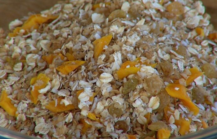 Домашние мюсли с орехами, манго, овсяными и гречневыми хлопьями 
