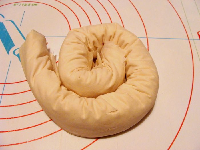 Заливной пирог-улитка с мясом и сыром