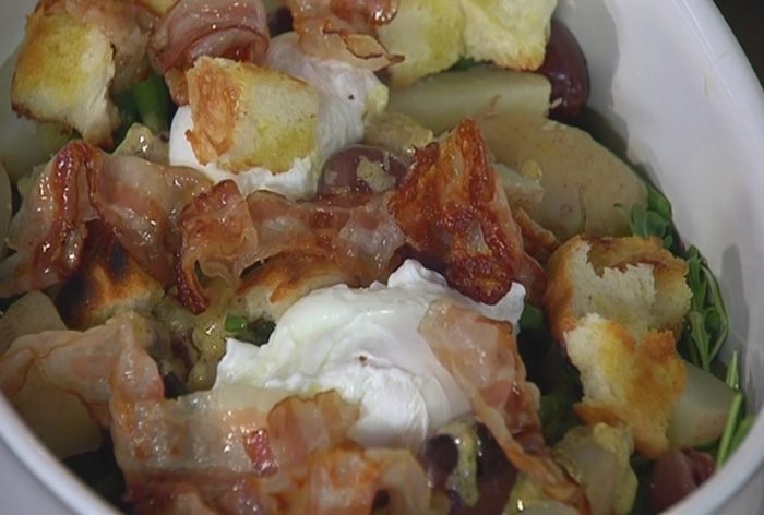 Салат с картофелем, беконом, фасолью и яйцами пашот 