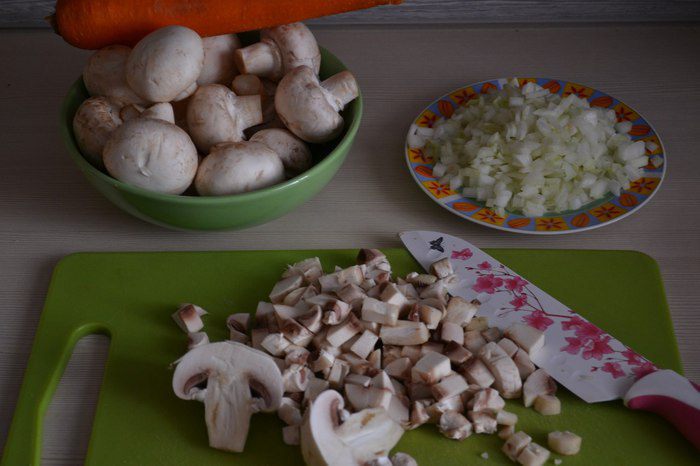 Перец, фаршированный кускусом и грибами