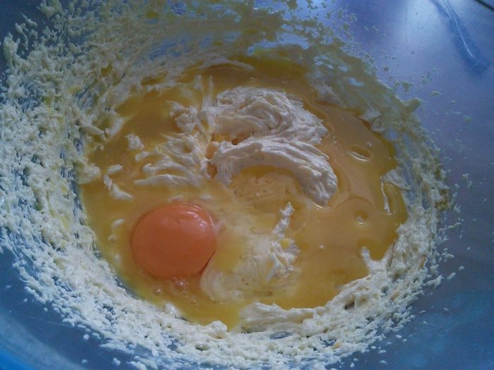 Творожный пирог с ванильным кремом и яблоками
