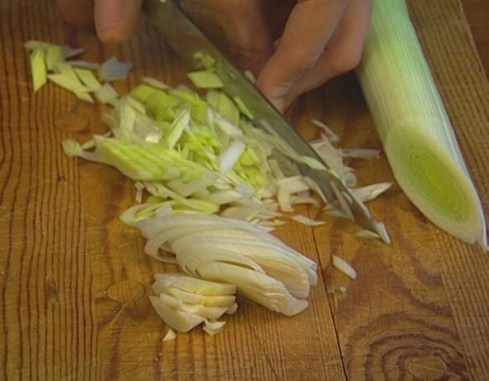 Прозрачный суп с яйцом и луком-пореем