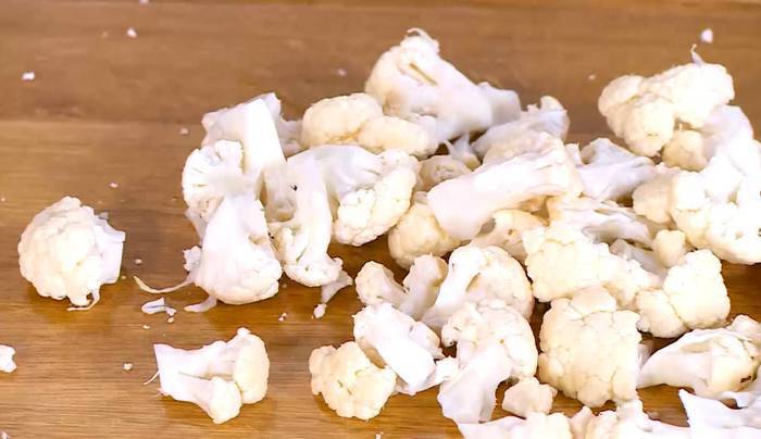 Салат из нута и пряной цветной капусты 
