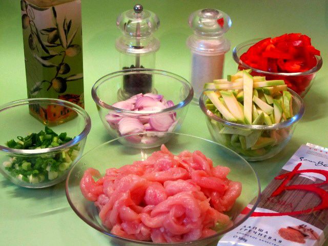 Соба с курицей и цуккини