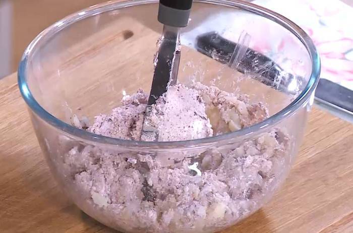 Мятные сырники с маслинами и сметанным соусом 