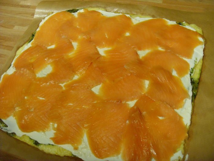 Сырный рулет с лососем и шпинатом