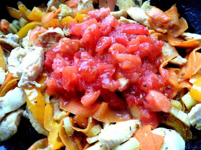 Куриное филе с карри и овощами