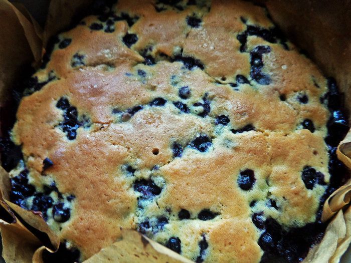 Пирог бисквитный с черникой