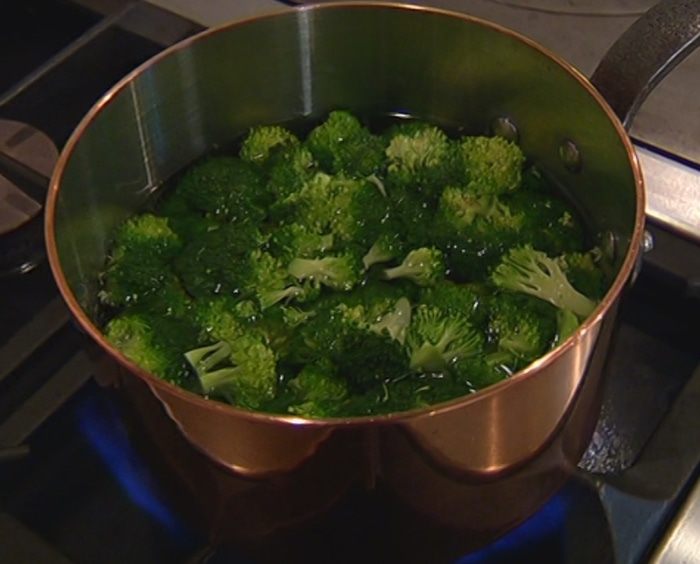 Теплый салат из брокколи, бурраты и чили