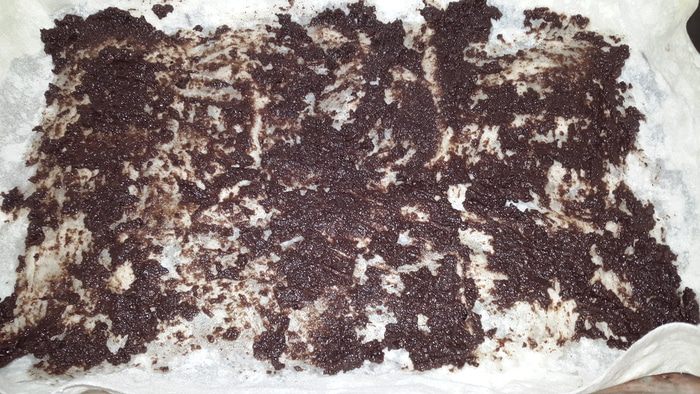 Лаваш, запеченный с оливковой пастой, томатным соусом, зеленью и кунжутом