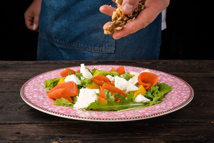 Салат с лососем и брынзой