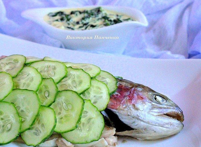 Запеченная форель с соусом из шпината