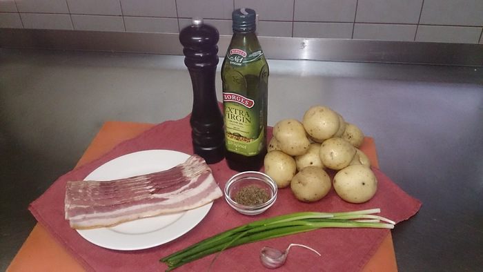 Печеный картофель с беконом, зеленым луком и чесноком