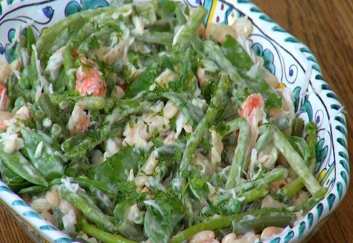 Салат с крабами, белой фасолью и спаржей