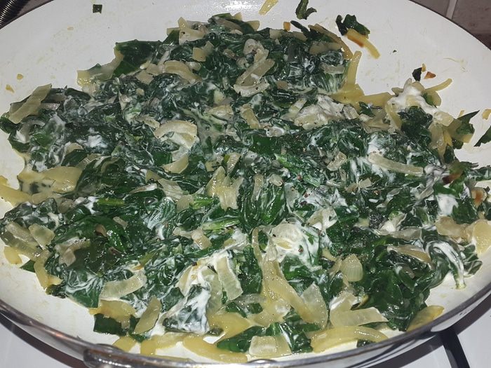 Жареный лосось и кускус со шпинатом
