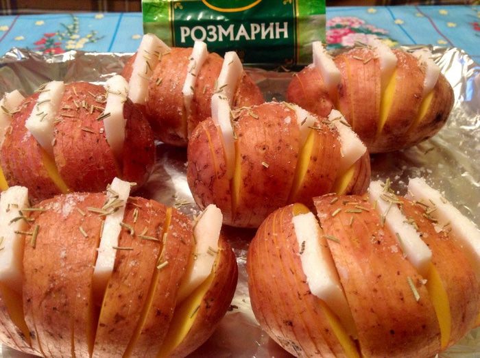 Запеченная картошка с салом и розмарином