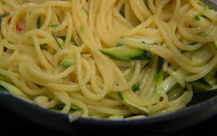 Спагетти с цукини, розмарином и чесноком