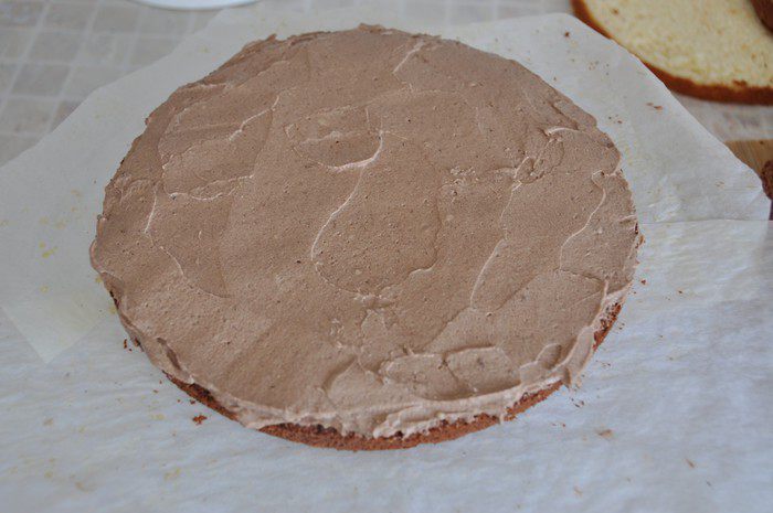 Шоколадный торт с кофейным кремом и хрустящими конфетками 